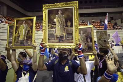 Монархисты призвали не свергать короля Таиланда