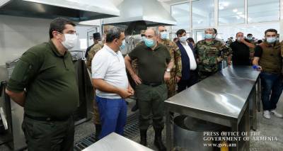 Новая столовая и еда: Никол Пашинян посетил воинскую часть в Карабахе и выложил видео