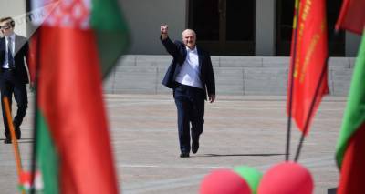 Лукашенко - Лукашенко вновь появился с автоматом в руках у своей резиденции - ru.armeniasputnik.am - Белоруссия - Минск