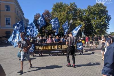 В Одессе националисты забросали участников ЛГБТ-марша яйцами и устроили массовые потасовки (фото, видео)