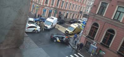 Водитель устроил массовое ДТП в центре Петербурга, влетев в машины с моста