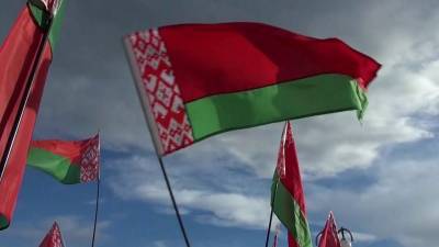 Сторонники Лукашенко осваивают новые формы его поддержки, противники снова собираются на улицах Минска