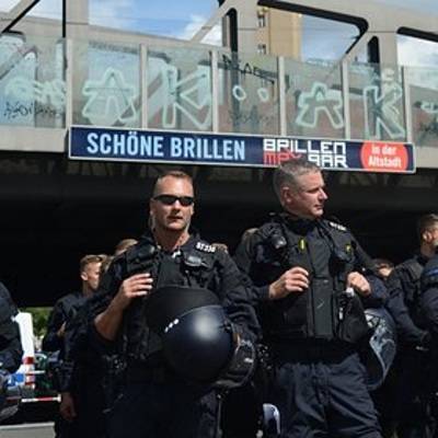 В Берлине полицейские сняли шлемы перед протестующими