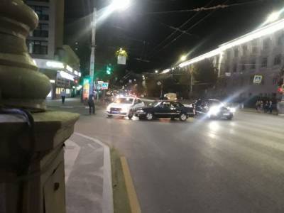 В центре Воронежа столкнулись автомобиль ДПС и «Тойота»
