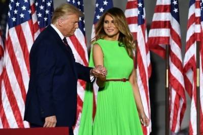 Пользователи Сети раскритиковали ярко-зеленое платье Мелании Трамп (ФОТО)