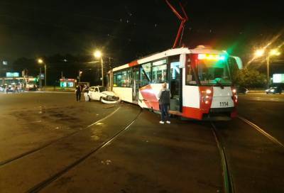 На Бухарестской улице автомобиль влетел в трамвай и сбил его с путей