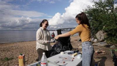 На пляже Канонерского острова активисты убирали мусор