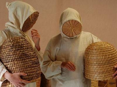 Средневековый костюм пчеловода шокировал пользователей Сети