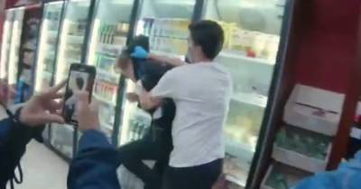 В Москве сотрудник магазина выволок отказавшегося надеть маску покупателя