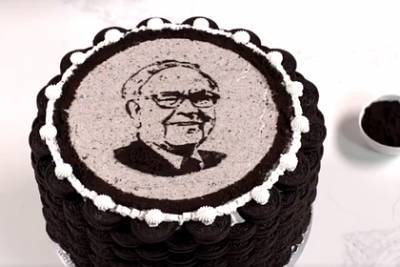Билл Гейтс испек торт ко дню рождения известного миллиардера c его портретом