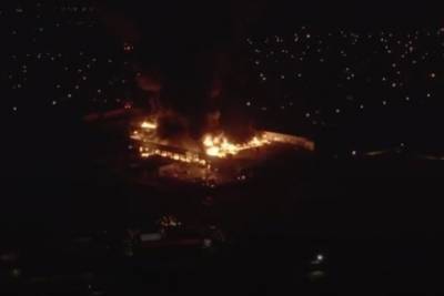 В Сети появилось видео страшного пожара на складе в Новосибирске