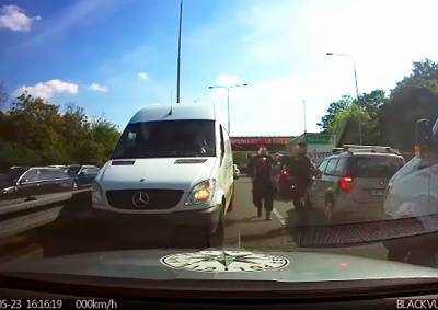 Полиция Праги показала видео погони со стрельбой на шоссе