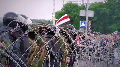 В Белоруссии военные обнаружили тайники протестующих с прутами и кольями