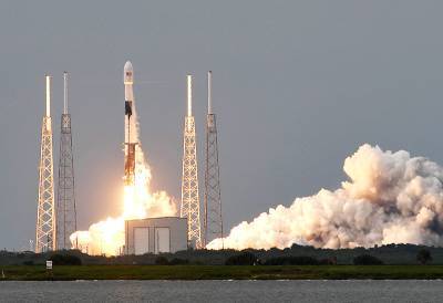 Компания Илона Маска запустила ракету с искусственным спутником