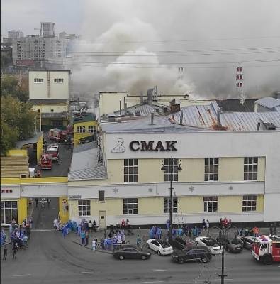 В здании цеха горящего хлебомбината СМАК в Екатеринбурге обрушилась кровля