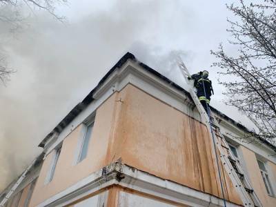 Кровля обрушилась на горящем заводе в центре Екатеринбурга