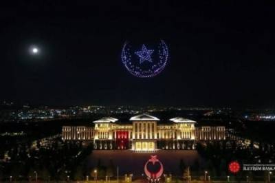 В Турции устроили световое шоу с участием 300 дронов