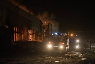 86 спасателей более четырех часов тушили крупный пожар в Новосибирске