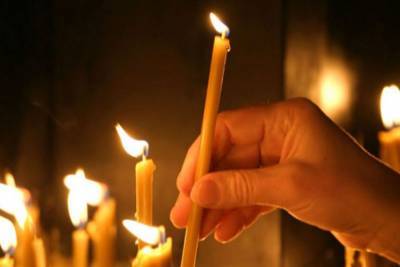 Юноша прикурил от свечи в церкви и снял это на видео