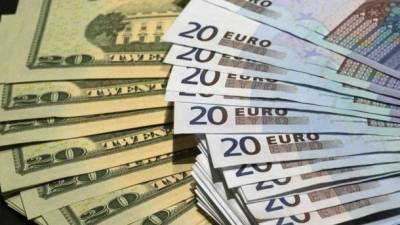 Официальный курс гривня продолжает дешеветь по отношению к доллару и евро