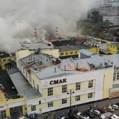 В центре Екатеринбурга горит хлебопекарный завод "Смак"