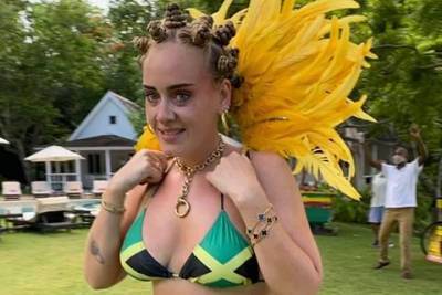 Адель обвинили в присвоении культурных ценностей за фото в купальнике в цветах флага Ямайки