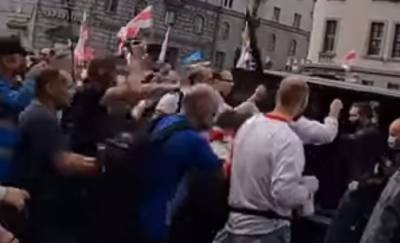 Видеофакт: в Минске протестующие пытались отбить у милиции задержанных