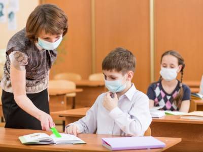 А. Старостенко: «Власти Киева понимают, что сейчас необходимо решить вопрос о регулярном тестировании учителей на коронавирус»