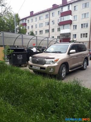 В Южно-Сахалинске никак нельзя повлиять на тех, кто паркуется у мусорных баков