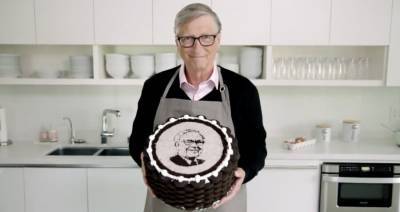 Билл Гейтс испек торт по случаю юбилея Уоррена Баффетта