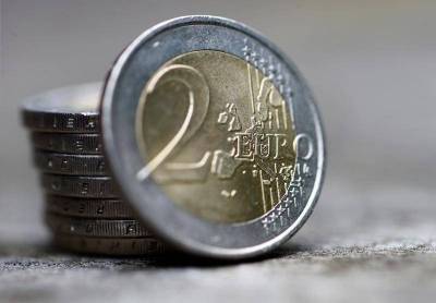 Доллар стабилен к евро, дорожает к иене