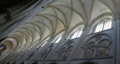 Из старинной готической церкви во Франции похищено 14 картин