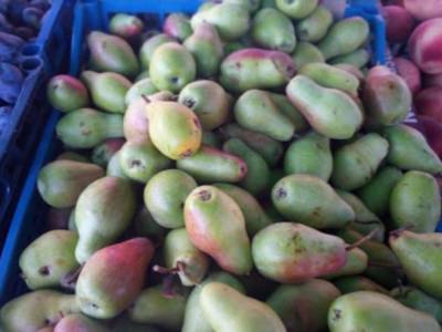На рынках Киева подешевели малина и груши, в продаже появился новый урожай клубники: обзор цен