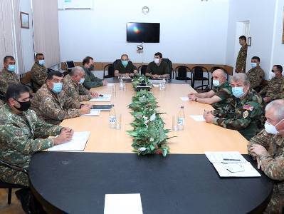 В армии обороны Арцаха состоялось служебное совещание с участием руководителей Армении и Арцаха