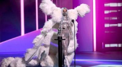 Перья Valentino, «аквариум» на голове и плащ из фольги: Леди Гага сменила 9 невероятных образов на премии MTV