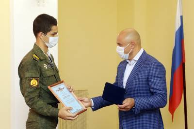 Игорь Артамонов наградил спасшего женщину кадета-героя
