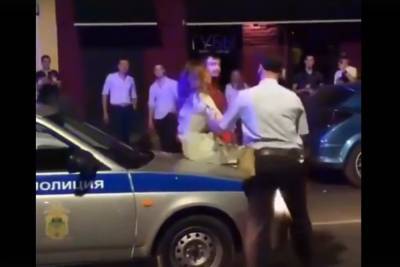 В центре Краснодара полицейскому пришлось уносить девушку с капота патрульной машины прямо на руках