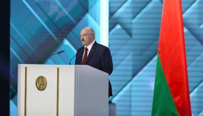 Лукашенко попросил главу Верховного суда помочь с новой Конституцией