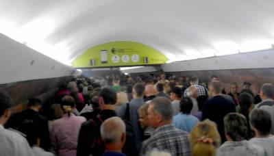 Харьковчане игнорируют карантин в метро, фото: "лишь у двоих..."