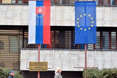 Россия выслала трех сотрудников посольства Словакии