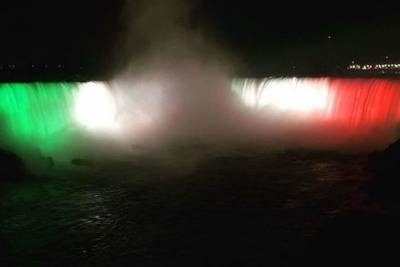 Ниагарский водопад в честь Дня республики подсветили в цвета флага РТ