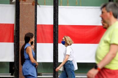 Белоруску наказали за нарисованный мелом на асфальте бело-красно-белый флаг