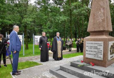 Александр Дрозденко на Дороге жизни открыл памятник военным ветеринарам