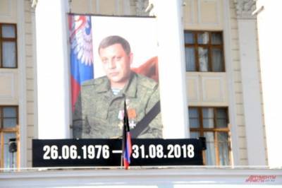 В ДНР к месту гибели Захарченко в годовщину его смерти несут цветы
