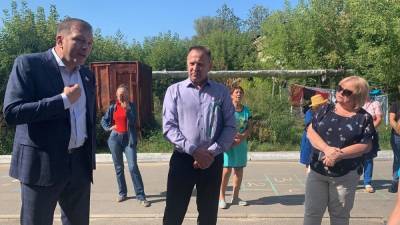 Жители поселка Новосмолинский пригласили депутата Госдумы для борьбы с равнодушием чиновников