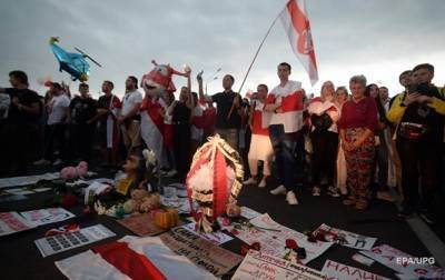 Гроб и тыквы. Протесты в Беларуси захлебываются?