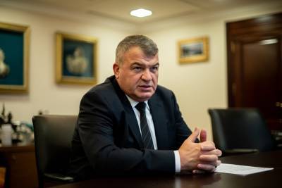 Глава авиакластера «Ростеха» Сердюков заявил, что через пять лет может уйти на пенсию