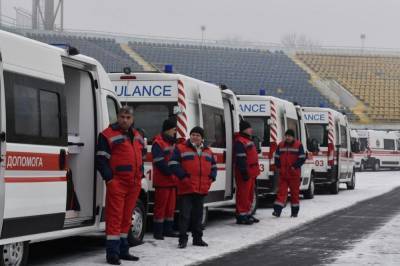 В Полтавской области машины скорой помощи не выдали врачам, они стояли на стадионе