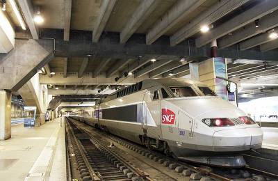 Тысячи людей провели ночь в заблокированных поездах во Франции