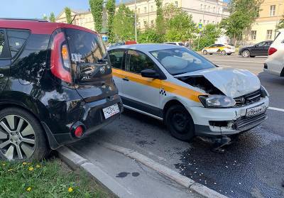 С начала года московские таксисты попали в 921 ДТП